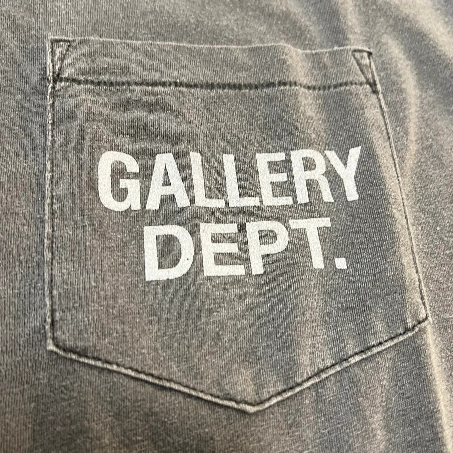 GALLERY DEPT. AUGI SLEEVELESS TEE/VINTAGE BLACK/NAVY/WHT English pocket sleeveless vest TEE Washed black/navy blue/white S-XL Same as the original version Super comfortable summer brushed lightweight material No sense of comfort on the upper body Loose and crisp fit Comfortable and breathable